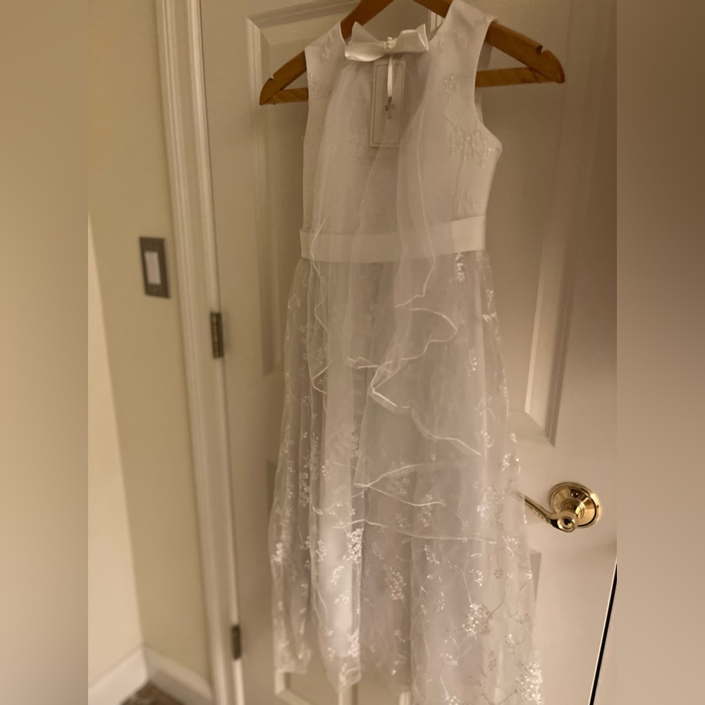 Gorgeous White BRAND NEW with TAGS Girls First Communion Dress AND Veil Size 6-7